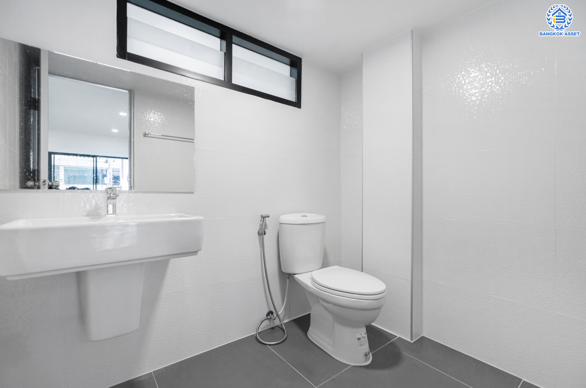 บ้านมือสองตกแต่งใหม่ ม.ยิ่งโอฬาร ดอนเมือง ทาวน์โฮม 3 ชั้น หลังใหญ่ เนื้อที่ 32.2 ตร.ว. ฟังก์ชัน 4 ห้องนอน 5 ห้องน้ำ จอดรถได้ 1 คัน บนทำเลศักยภาพ หน้าโครงการติดถนนวิภาวดี ใกล้สนามบินดอนเมือง ฟิวเจอร์พาร์ครังสิต, ม.รังสิต จุดขึ้นทางด่วน และรถไฟฟ้าสายสีแดง "สถานีดอนเมือง"